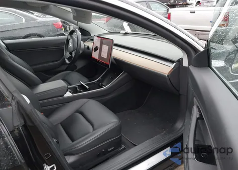 2018 Tesla Model 3 Long Range/Mid Range z USA, uszkodzony, nr VIN 5YJ3E1EA4JF172606